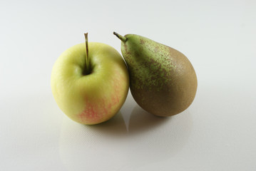 Owoce: jabłka i gruszki na jasnym neutralnym tle. Zdrowa żywność.  - obrazy, fototapety, plakaty