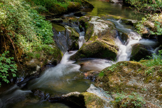 Schnell flie&szlig;endes Wasser in der Ehrbachklamm, Hunsr&uuml;ck