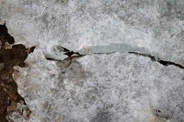 
Ice cracks