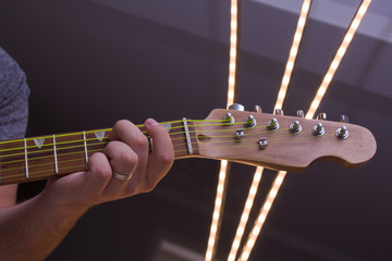 Tocando la guitarra, en las luces.