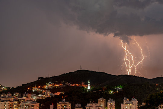 Imagens da chegada de uma tempestade com raios e chuva, na cidade durante a noite em Niter&oacute;i, Rio de Janeiro, Brasil