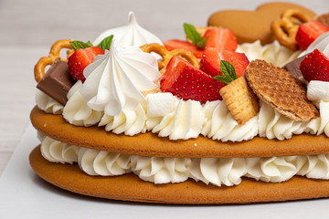 Сake heart cake with strawberries and mint
