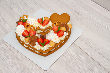 Сake heart cake with strawberries and mint