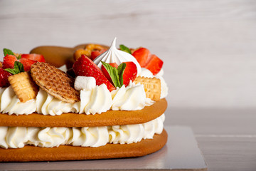 Сake heart cake with strawberries and mint