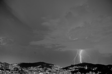 Imagens da chegada de uma tempestade com raios e chuva, na cidade durante a noite em Niterói, Rio...