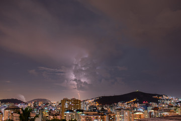 Imagens da chegada de uma tempestade com raios e chuva, na cidade durante a noite em Niterói, Rio...