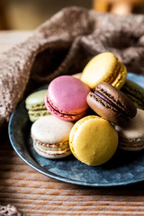 Biscuits macarons colorés dans un plat en métal