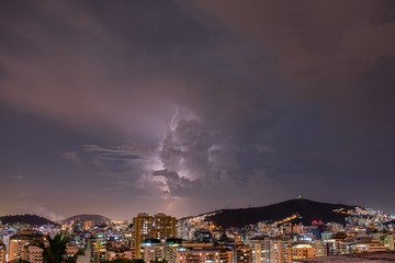 Imagens da chegada de uma tempestade com raios e chuva, na cidade durante a noite em Niterói, Rio...