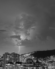 Imagens da chegada de uma tempestade com raios e chuva, na cidade durante a noite em Niterói, Rio...