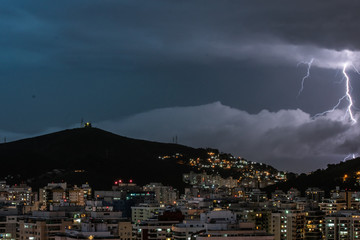 Imagens da chegada de uma tempestade com raios e chuva, na cidade durante a noite em Niterói, Rio...