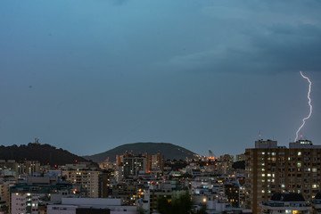 Imagens da chegada de uma tempestade com raios e chuva, na cidade durante a noite em Niterói, Rio...