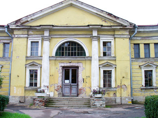 Fototapeta na wymiar Dilapidated building in a classic style.