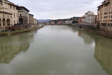 Rio Arno. Ponte Vecchio em Florença