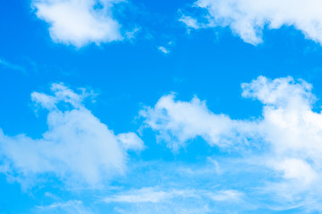 Plano cerrado de un bonito cielo azul con nubes blancas