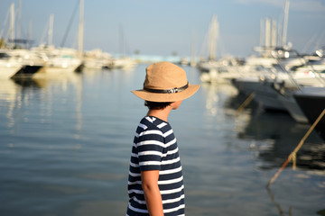 Obraz premium Paseando por el puerto