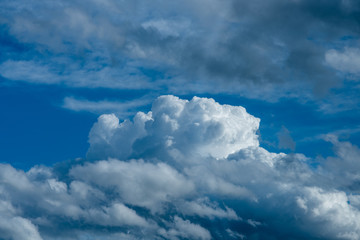 Plano cerrado de un bonito cielo azul con nubes blancas