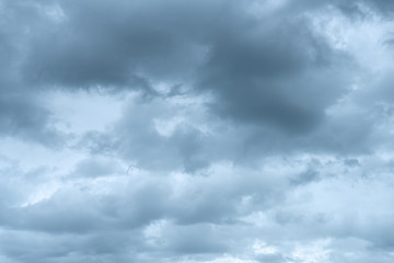 Plano cerrado de un bonito cielo azul parcialmente nublado