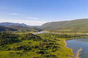 Obraz premium Piękny widok na jezioro i góry w rezerwacie przyrody w Hiszpanii