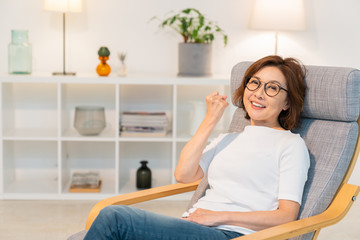 部屋でリラックスするシニア女性