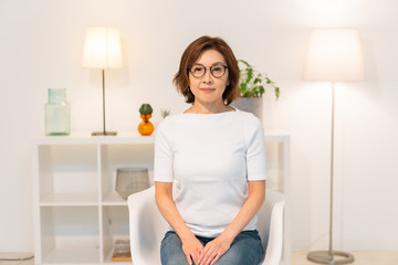 部屋でリラックスするシニア女性