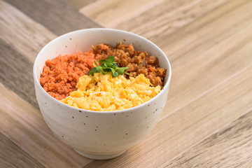 そぼろの三食丼