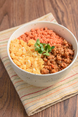 そぼろの三食丼