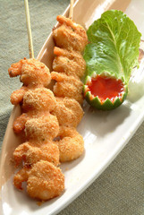 Brochetas de camarones apanados