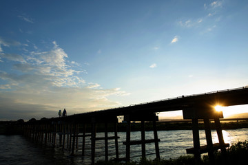 Fototapeta premium 夕暮れの橋