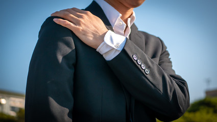 肩こりを気にするビジネスマン