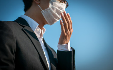 咳をするビジネスマン