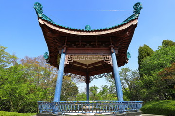 休憩場所と青い空