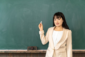 教室で授業をする女性教師