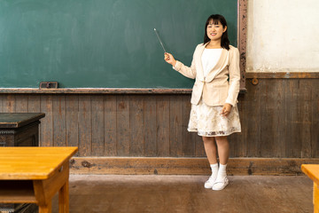 教室で授業をする女性教師