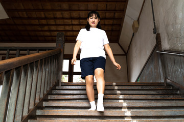 階段を歩く体操服姿の女子高生