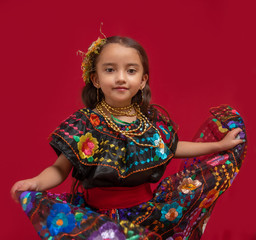 NIña bailarina mexicana con traje de chiapas mexico, vestido bordado con flores hecho a mano , sonrisa y moviendo su falda, musica de marimba
