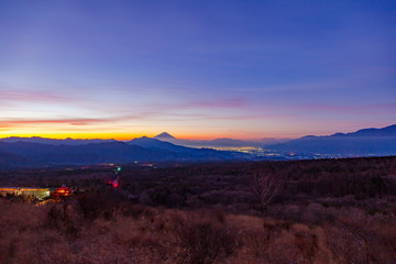 美し森山から眺める夜明けの富士山、山梨県北杜市清里にて