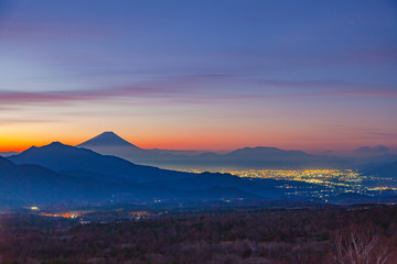美し森山から眺める夜明けの富士山、山梨県北杜市清里にて