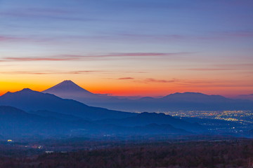 美し森山から眺める夜明けの富士山、山梨県北杜市清里にて