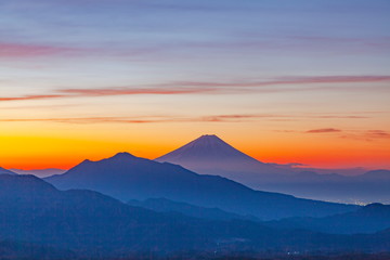 美し森から眺める夜明けの富士山、山梨県北杜市清里にて