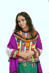 adolecente latina con cabello largo, vestido bordado, bailarina mexicana, con rebozo morado, indigena mexicana, traje tipico de Nayarit, fondo blanco, traje tradicional