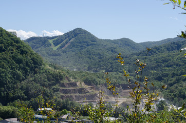 切り崩した山