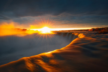Fototapeta na wymiar Golden sunrise at Niagara Falls 