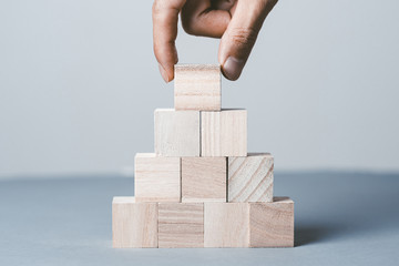 木製ブロックを持つ人