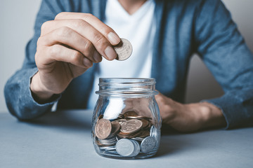 瓶にお金を入れる人