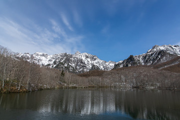 Fototapeta na wymiar 残雪の戸隠山と鏡池