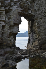 周防大島 大きな穴の空いた岩 巌門