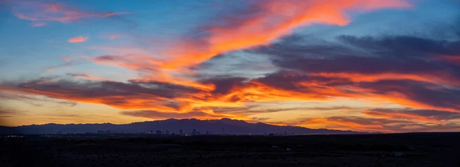 Gordijnen Sunset view of the beautiful strip skyline with red clouds © Kit Leong