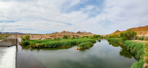Fototapeta premium Beautiful landsacpe of Wash Dam in Las Vegas Wash trail