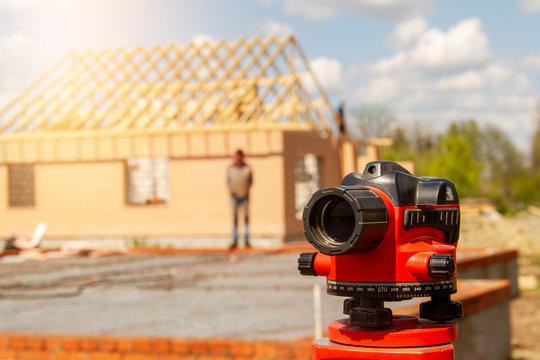 A device for geodesic surveying for cadastral work at a construction site