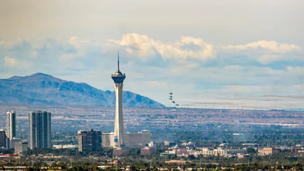 Photo sur Plexiglas Las Vegas Thunderbirds F-16 performance during Pandemic over Las Vegas City and Hospital